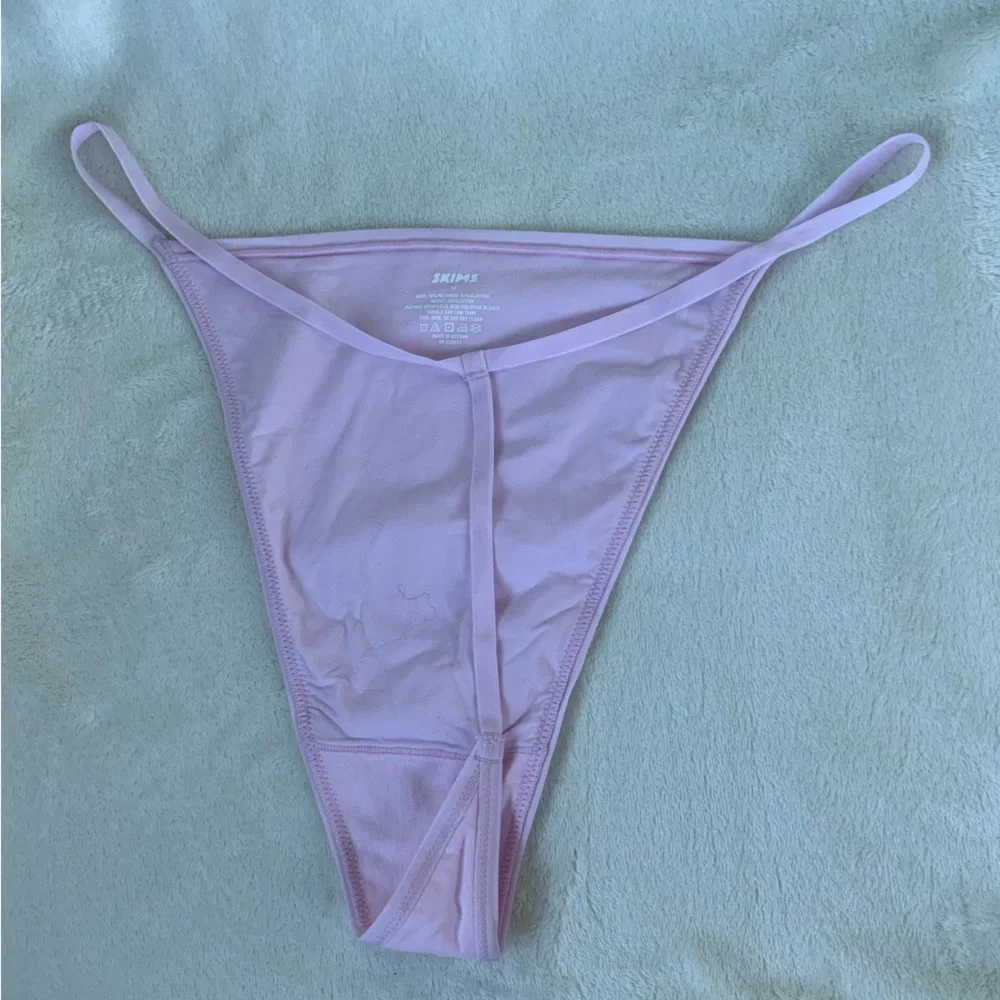 SKIMS Stretch Cotton G-String Thong - Picture 6 of 9